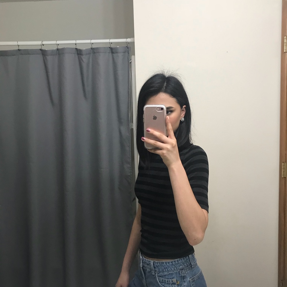 BLACK AND GREEN STRIPED TOP